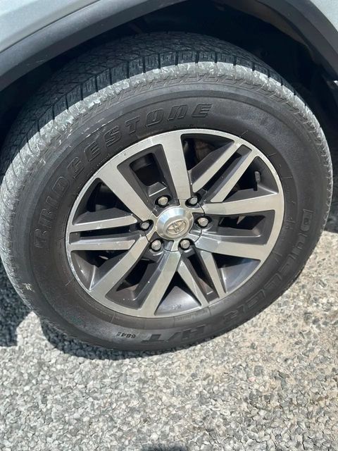 Toyota Hilux SW4, roda e pneu