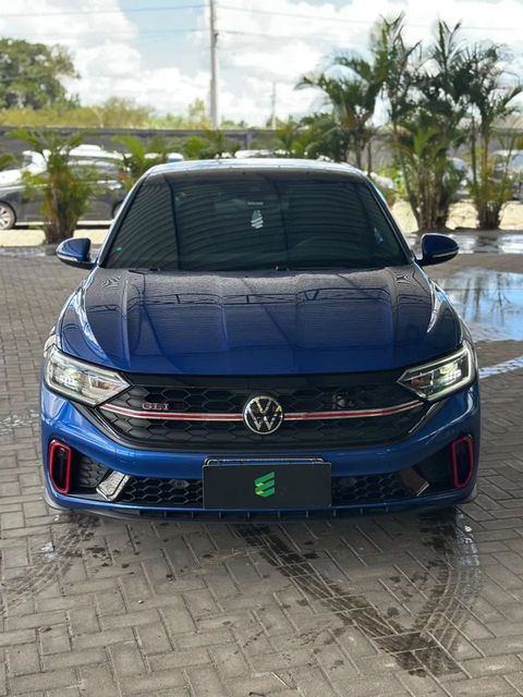 Volkswagen Jetta na cor azul, vista de frente