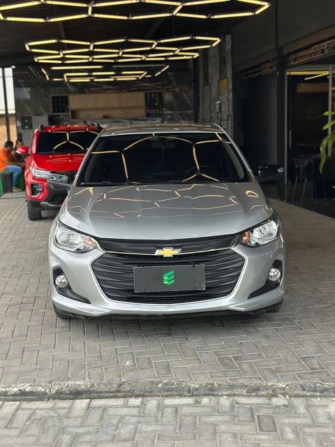 Chevrolet Onix Plus na cor prata, vista de frente