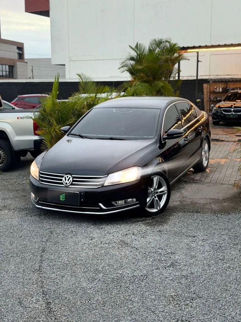 Volkswagen Passat na cor preta, vista dianteira em três quartos
