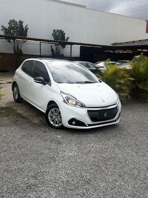 Peugeot 208 na cor branca, vista dianteira em três quartos (foto 3 de 12)