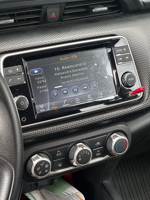 Nissan Kicks, central multimídia e comandos do painel