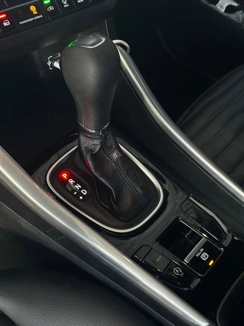 Fiat Fastback, console central e alavanca de câmbio