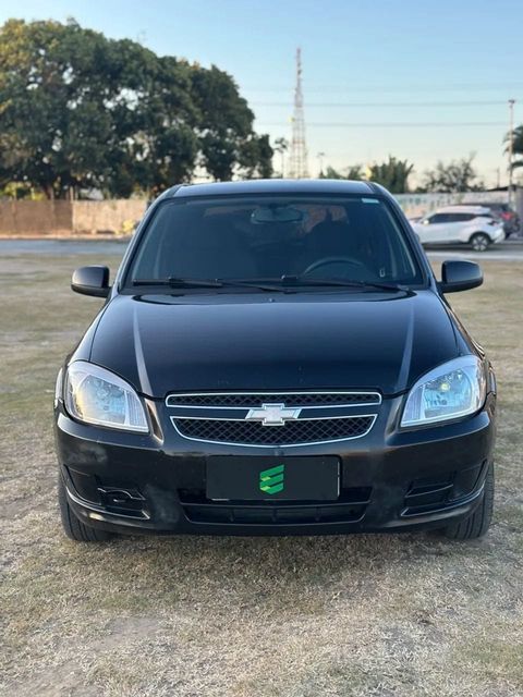 Chevrolet Celta na cor preta, vista de frente