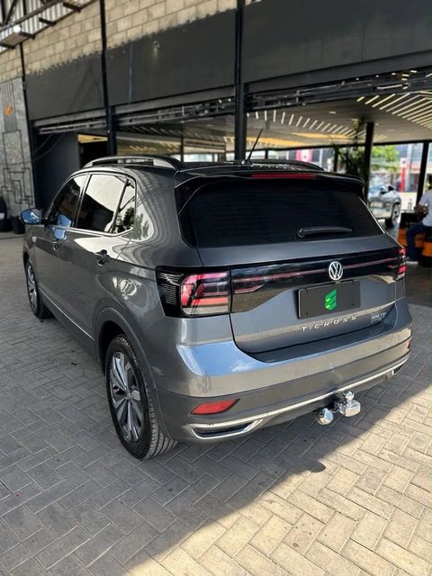 Volkswagen T-Cross na cor cinza, vista traseira em três quartos (foto 3 de 13)