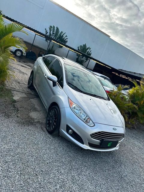 Ford Fiesta Sedan na cor prata, vista dianteira em três quartos (foto 2 de 17)