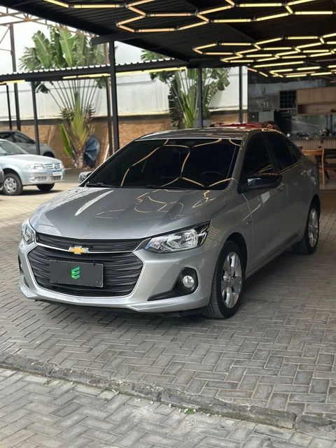 Chevrolet Onix Plus na cor prata, vista dianteira em três quartos (foto 3 de 14)