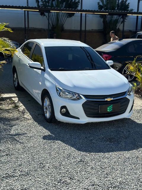 Chevrolet Onix Plus na cor branca, vista dianteira em três quartos (foto 3 de 16)