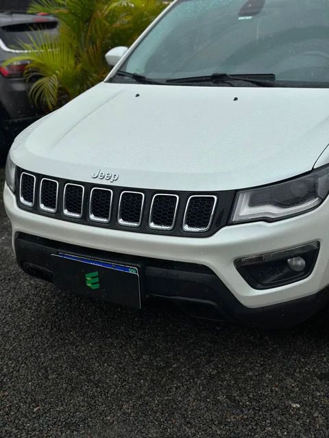 Jeep Compass na cor branca, vista de frente