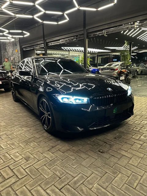 BMW 320i na cor preta, vista dianteira em três quartos
