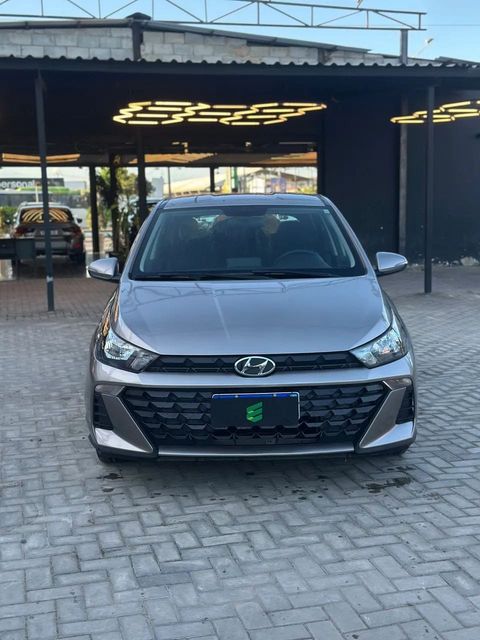 Hyundai HB20 na cor prata, vista de frente