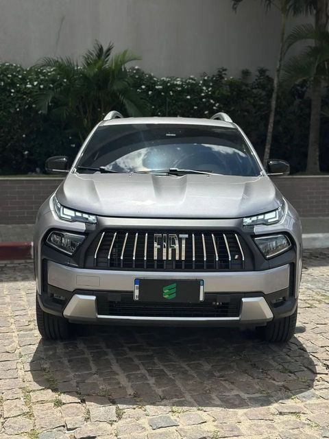 Fiat Toro na cor prata, vista de frente