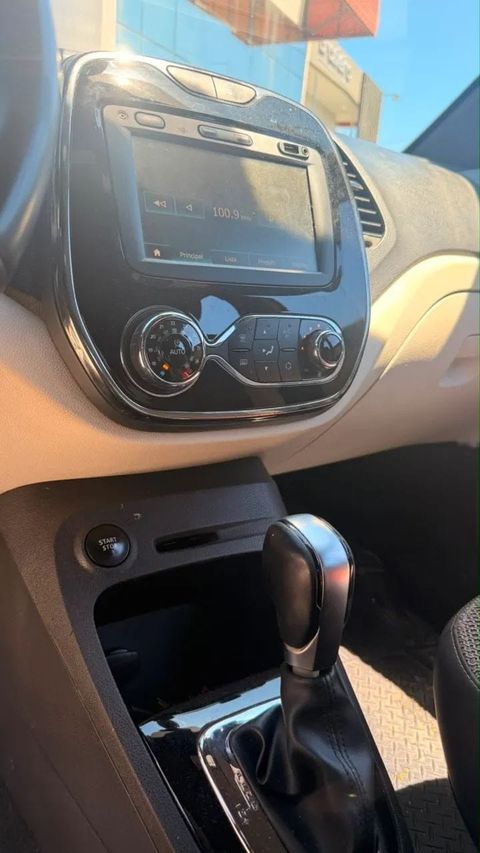 Renault Captur, central multimídia e comandos do painel