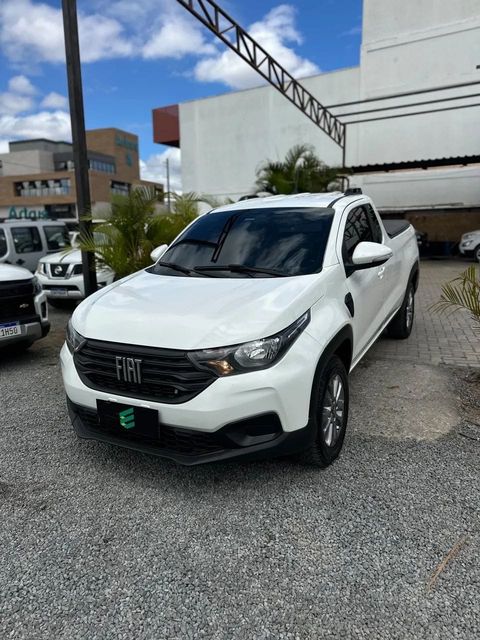 Fiat Strada na cor branca, vista dianteira em três quartos (foto 3 de 11)