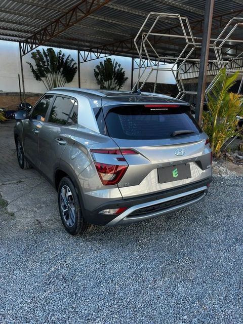 Hyundai Creta na cor cinza, vista traseira em três quartos (foto 3 de 15)