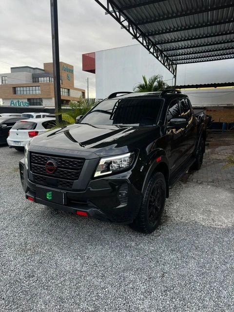 Nissan Frontier na cor preta, vista dianteira em três quartos (foto 3 de 15)