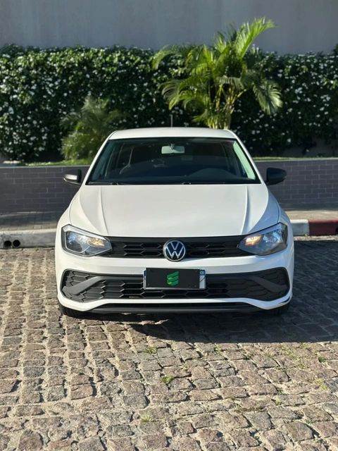 Volkswagen Polo na cor branca, vista de frente