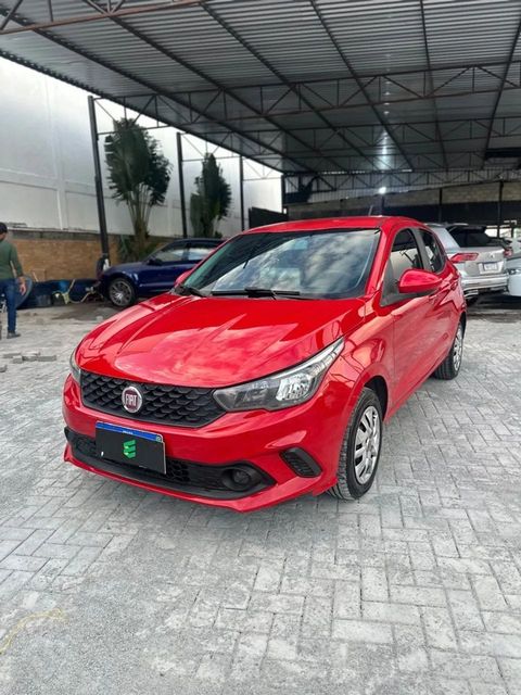Fiat Argo na cor vermelha, vista dianteira em três quartos (foto 3 de 12)