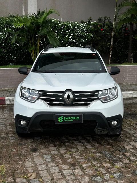 Renault Duster na cor branca, vista de frente