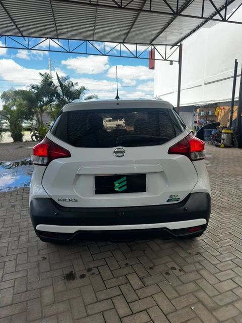 Nissan Kicks na cor branca, vista de trás