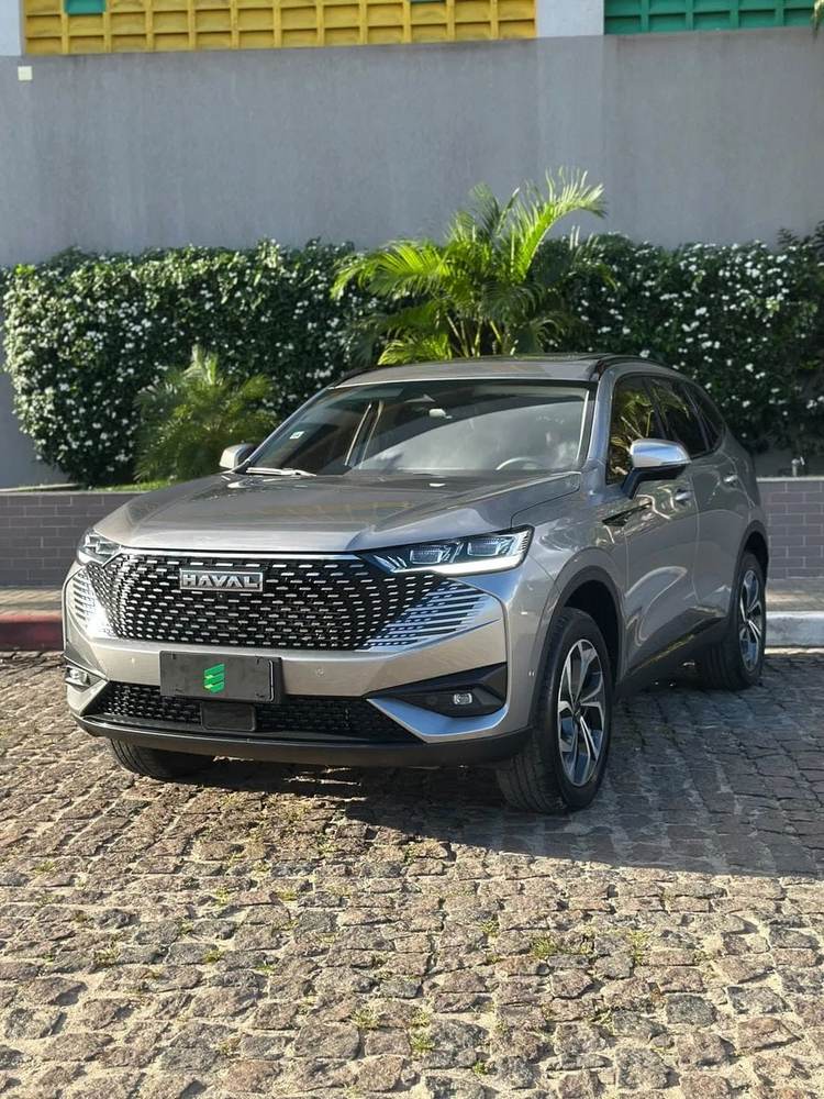 GWM Haval H6 na cor cinza, vista dianteira em três quartos