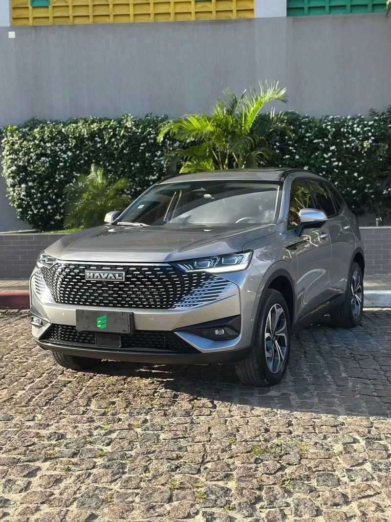 GWM Haval H6 na cor cinza, vista dianteira em três quartos