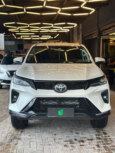 Toyota Hilux SW4 na cor branca, vista de frente