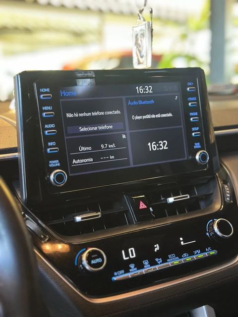 Toyota Corolla Cross, central multimídia e comandos do painel