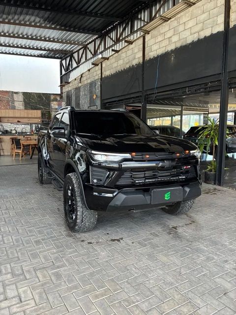 Chevrolet S10 na cor preta, vista dianteira em três quartos (foto 3 de 15)
