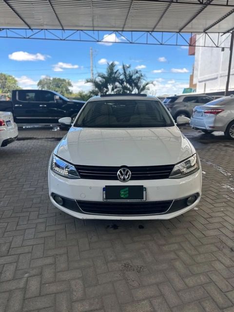 Volkswagen Jetta na cor branca, vista de frente