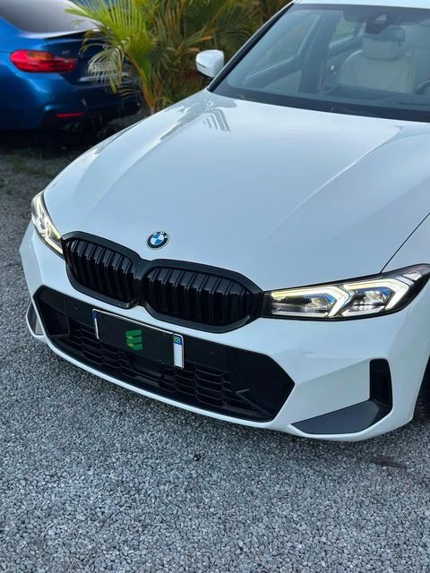 BMW 320i na cor branca, vista de frente
