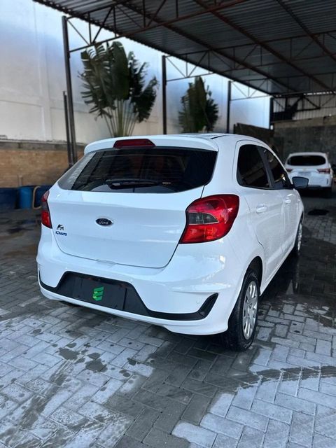 Ford Ka na cor branca, vista traseira em três quartos (foto 3 de 12)
