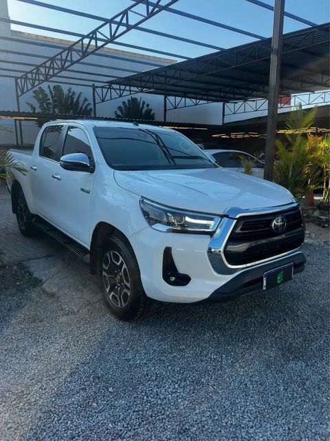 Toyota Hilux na cor branca, vista dianteira em três quartos (foto 3 de 17)