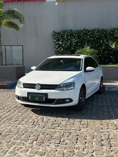 Volkswagen Jetta na cor branca, vista dianteira em três quartos (foto 3 de 15)