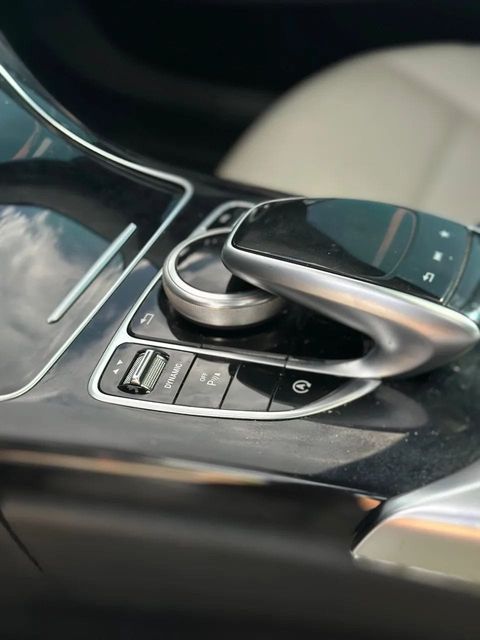 Mercedes-Benz C 200, console central e alavanca de câmbio