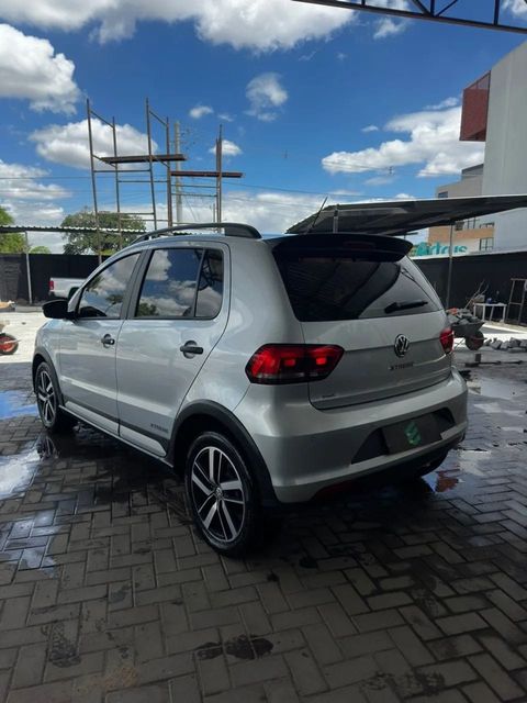 Volkswagen Fox na cor prata, vista traseira em três quartos (foto 3 de 12)