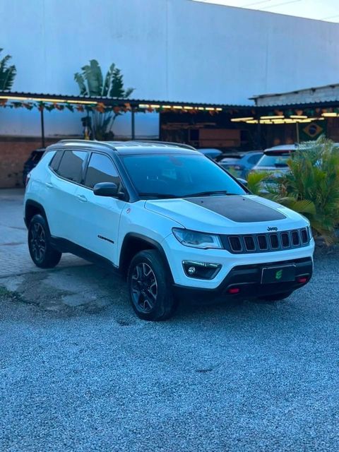 Jeep Compass na cor branca, vista dianteira em três quartos (foto 2 de 17)