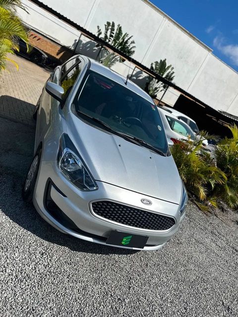Ford Ka na cor prata, vista dianteira em três quartos (foto 3 de 14)