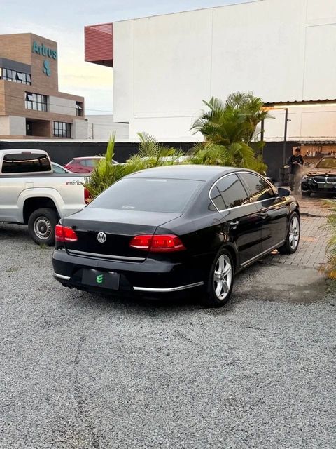 Volkswagen Passat na cor preta, vista traseira em três quartos (foto 3 de 17)