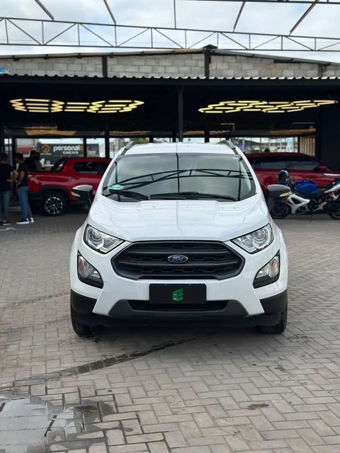 Ford EcoSport na cor branca, vista de frente