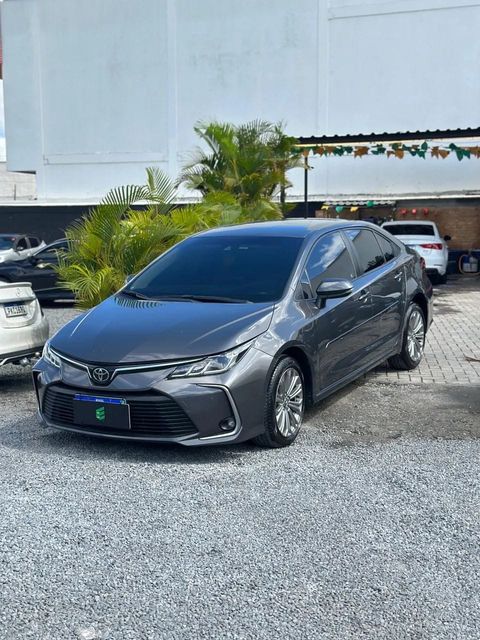 Toyota Corolla na cor cinza, vista dianteira em três quartos (foto 3 de 12)