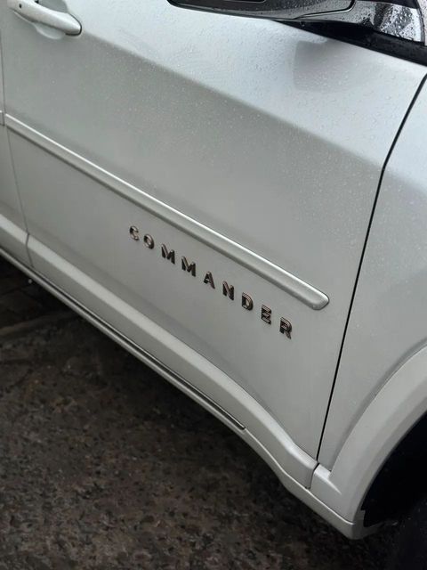 Jeep Commander, emblema
