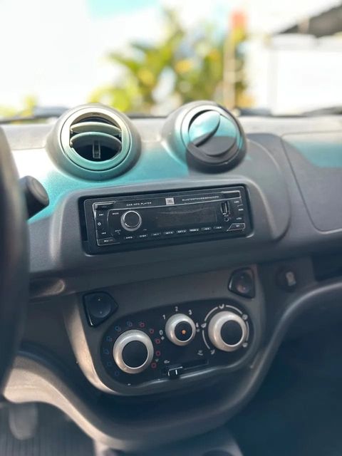 Fiat Uno, central multimídia e comandos do painel