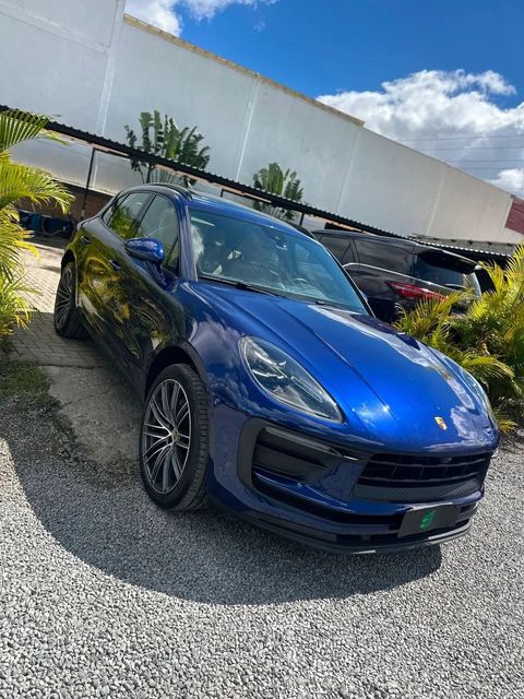 Porsche Macan na cor azul, vista dianteira em três quartos (foto 2 de 20)
