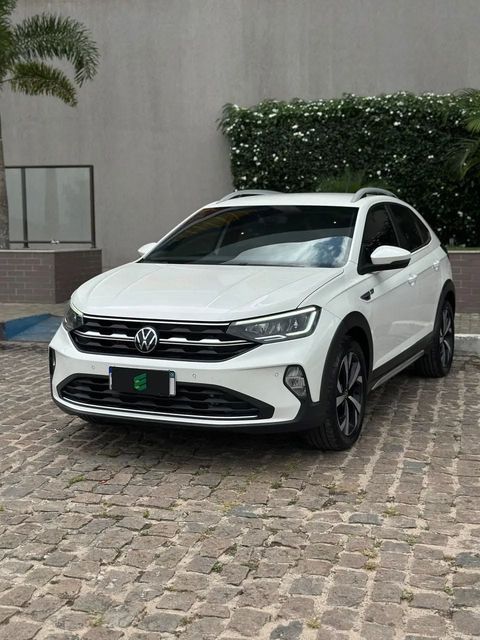 Volkswagen Nivus na cor branca, vista dianteira em três quartos (foto 2 de 15)