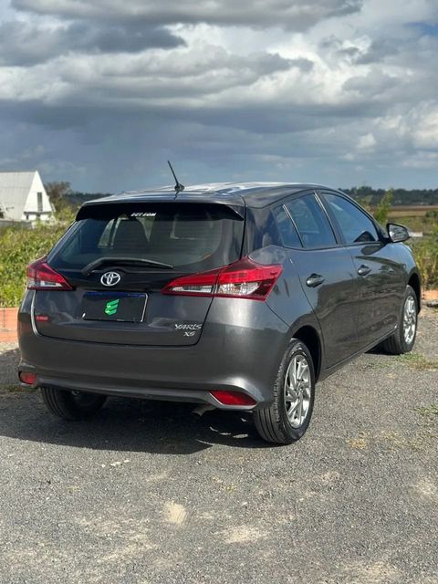 Toyota Yaris na cor cinza, vista traseira em três quartos (foto 3 de 13)