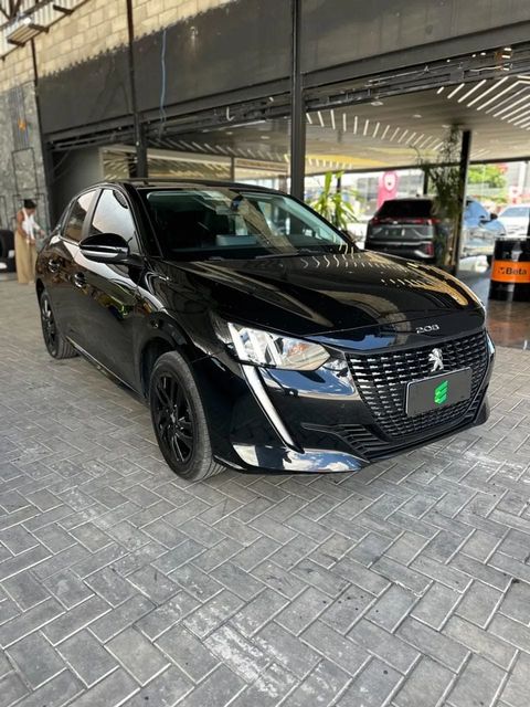 Peugeot 208 na cor preta, vista dianteira em três quartos (foto 3 de 13)