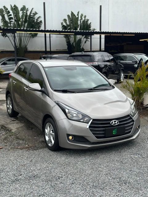 Hyundai HB20 na cor prata, vista dianteira em três quartos (foto 3 de 15)