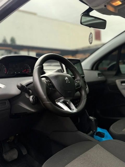 Peugeot 208, painel e volante (foto 7 de 12)