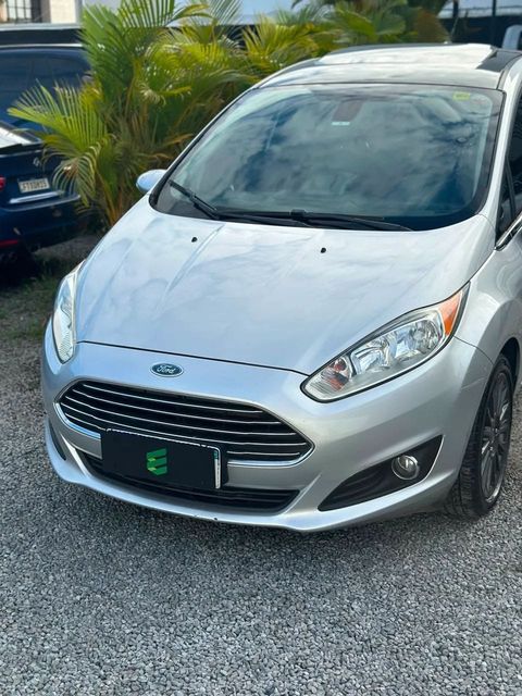 Ford Fiesta Sedan na cor prata, vista de frente